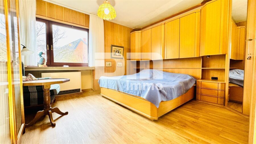 Gepflegtes 1 bis 2 Familienhaus in gesuchter Ortsrandlage mit Panoramablick - EG Schlafzimmer